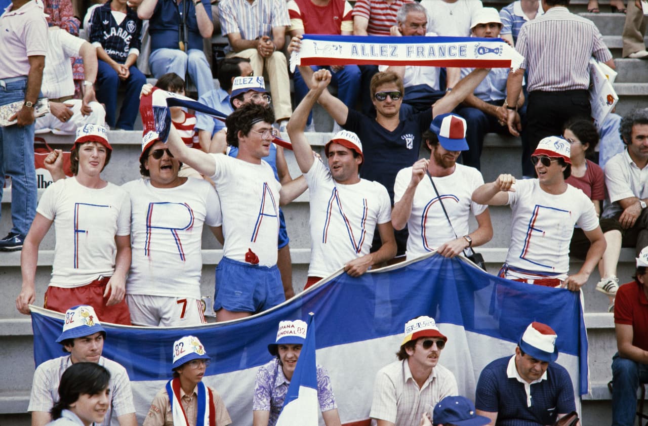 La anecdótica situación se presenó ante 30,043 espectadores que vieron cómo un jeque intervino en una decisión deportiva y, peor aún, a un juez en plena cancha obedeciendo sus indicaciones.