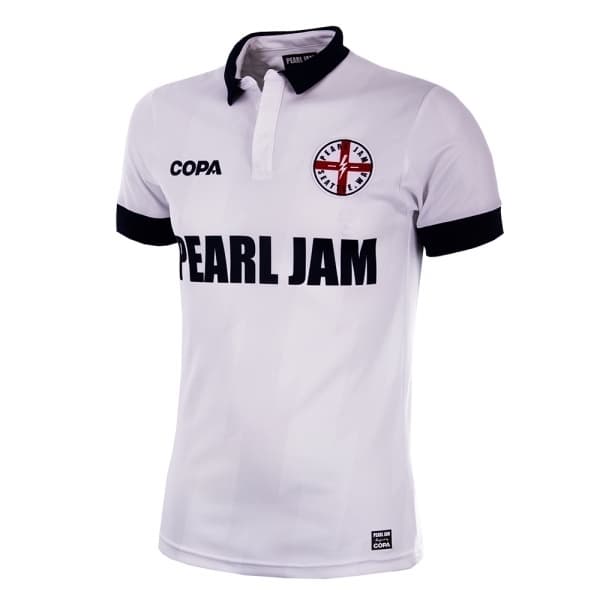 La popular banda de rock Pearl Jam anució este miércoles su nueva línea de playeras futboleras con algunos países que harán parte de la Copa del Mundo de Rusia 2018. España, Argentina, Brasil, México, Inglaterra, entre otros, hacen parte de esta hermosa colección.