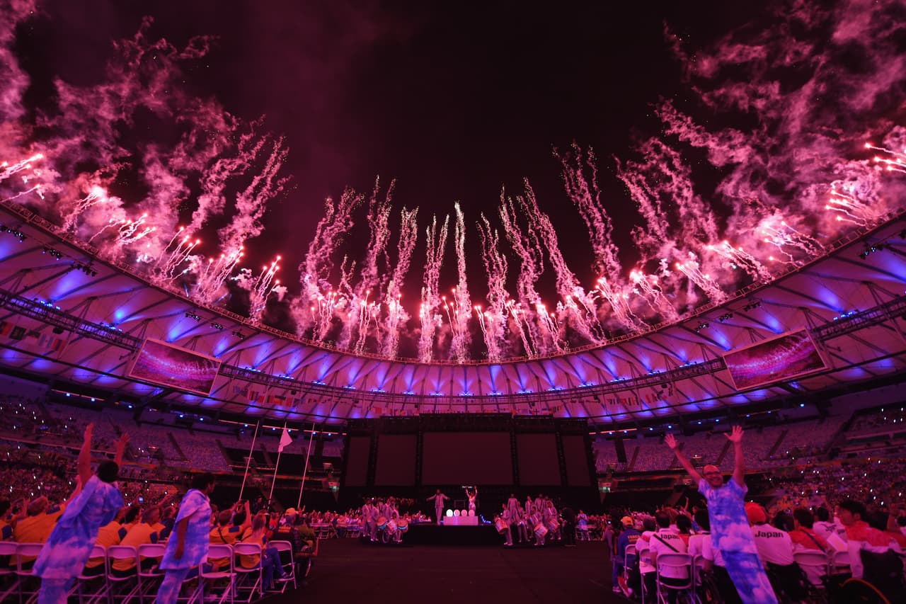 El Maracaná también guardó momentos de júbilo cuando intérpretes locales mezclaron su talento con la música y baile.