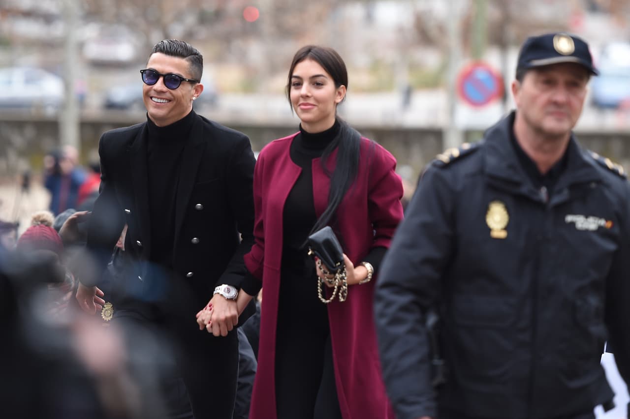 Tanto en la entrada llegó agarrado de la mano de su pareja Georgina Rodríguez y en ambos casos sonriente.