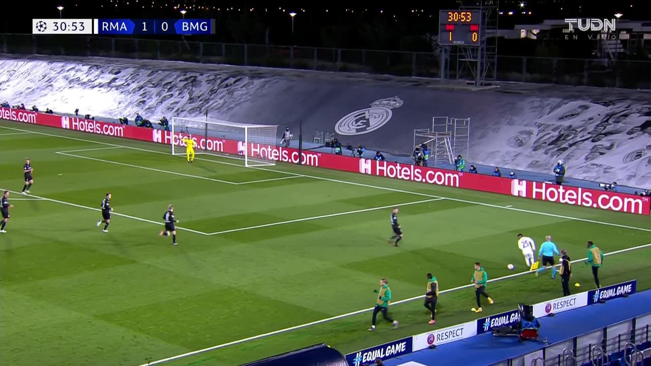 ¡GOOOL! Karim Benzema anota para Real Madrid.