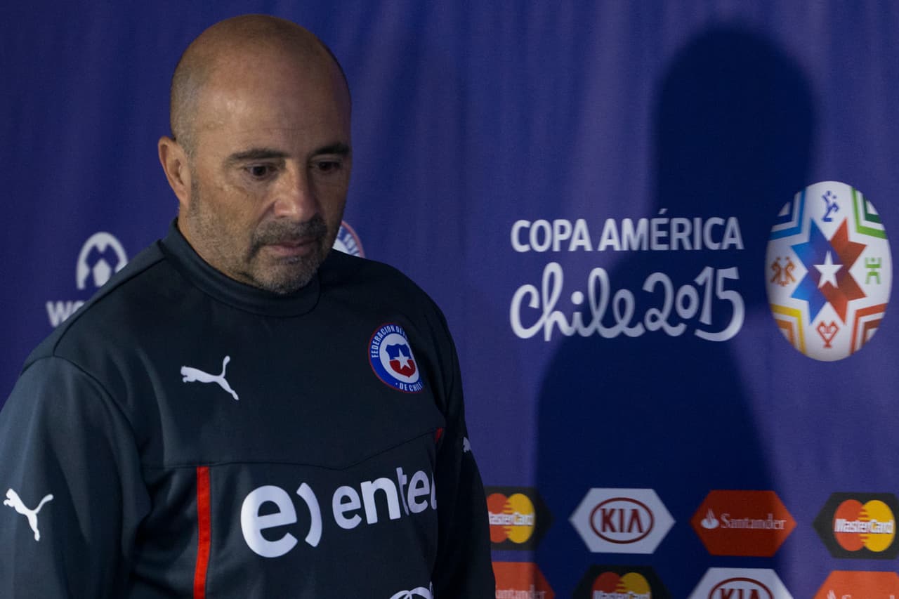 Jorge Sampaoli fue el Director Técnico que logró dicha hazaña para el conjunto chileno, moviendo sus piezas como si fuera un tablero de ajedrez, motivando y apoyando a sus jugadores durante todo el torneo.
