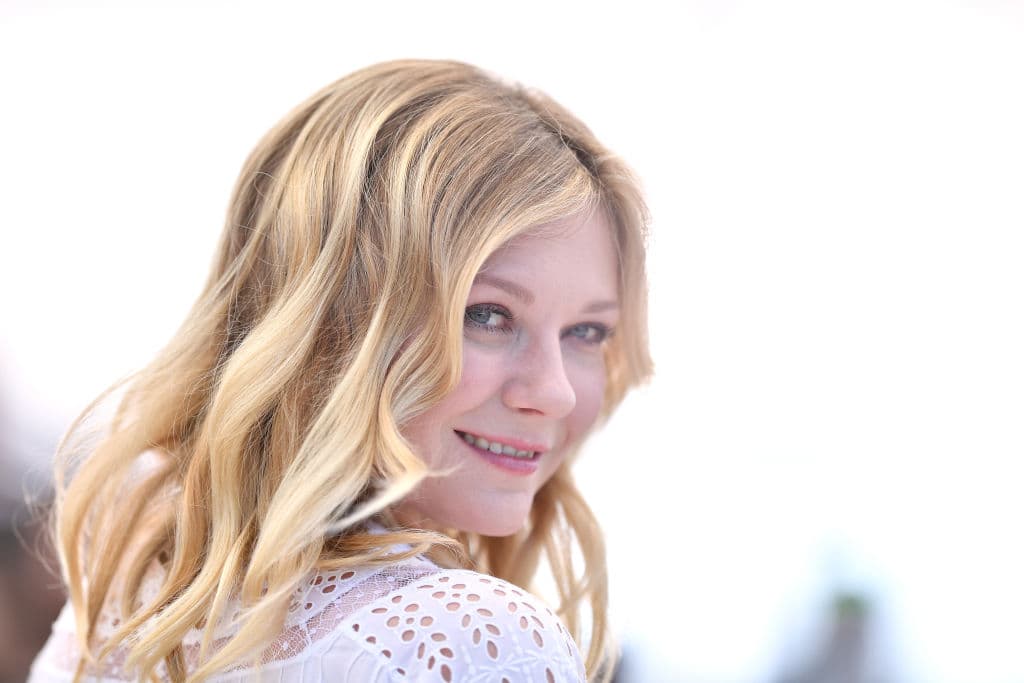 Donde los talentos menores podrían haberse apagado o desvanecido, Dunst solo parece estar más enfocada.