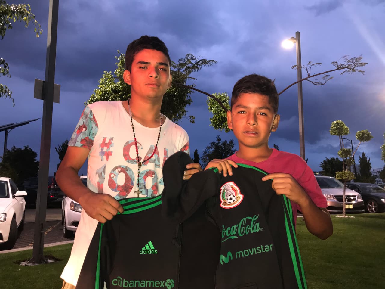 Fan de ‘Chucky’ burló seguridad; Lozano lo reconoció y lo premió