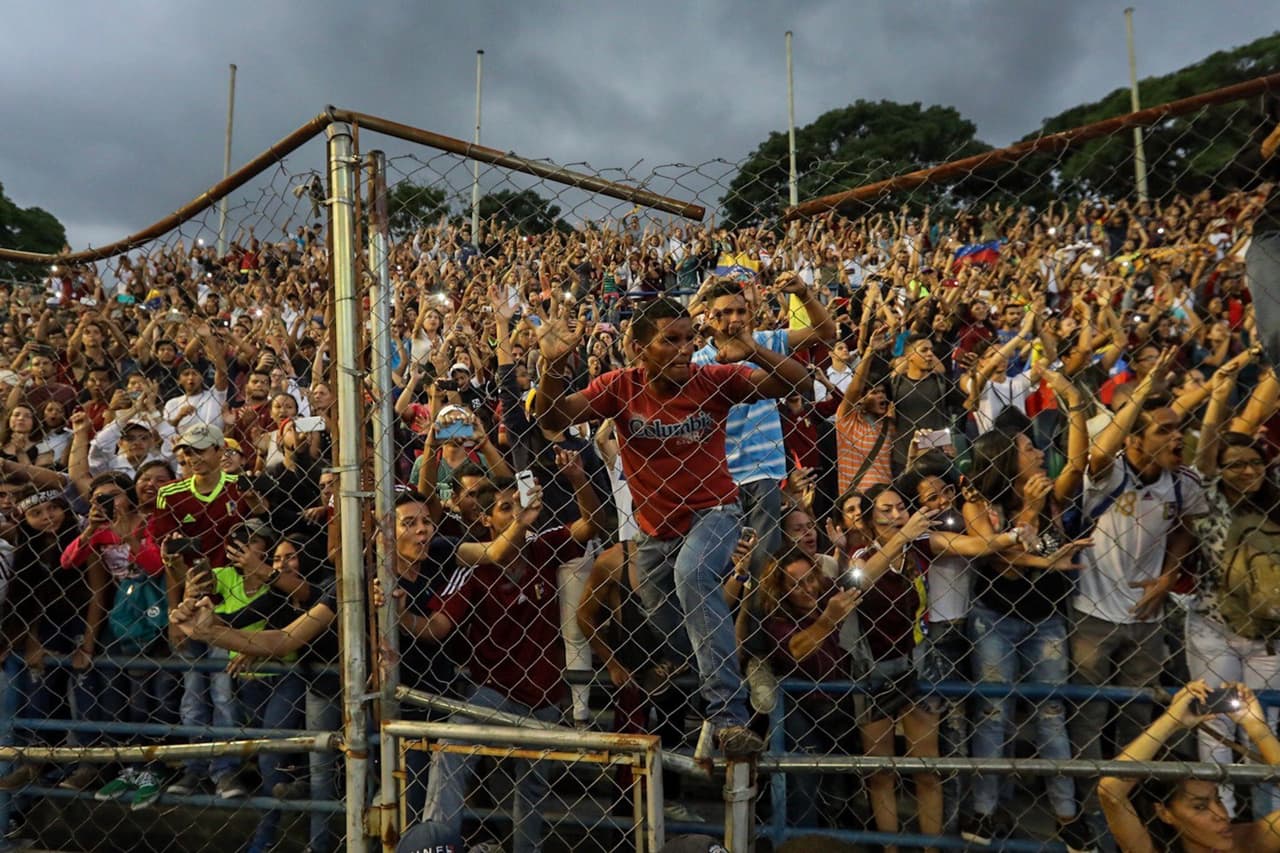 CAR139. CARACAS (VENEZUELA), 13/06/2017.- Fanáticos venezolanos participan en un homenaje a la selección Sub'20 de fútbol hoy, martes 13 de junio de 2017, en Caracas (Venezuela). Miles de venezolanos homenajearon este martes a los jugadores de la plantilla Sub'20 de su país, que obtuvo el subcampeonato en el Mundial de la categoría que se disputó hasta el pasado 11 de junio en Corea del Sur, con un multitudinario acto en el estadio Olímpico de la Universidad Central de Venezuela (UCV), en Caracas. EFE/MIGUEL GUTIÉRREZ