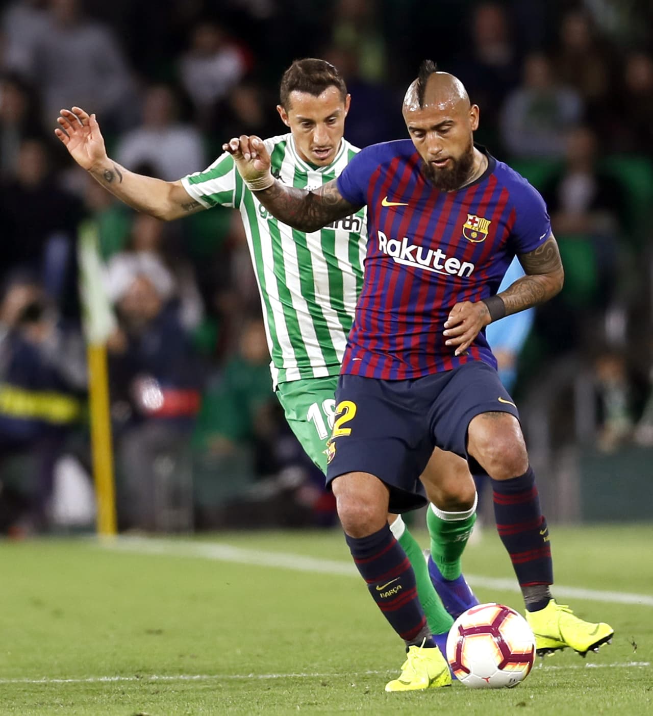 Andrés Guardado (derecha) hizo lo que pudo para contener a un Barcelona que fue preciso y efectivo en su visita al Benito Villamarín.