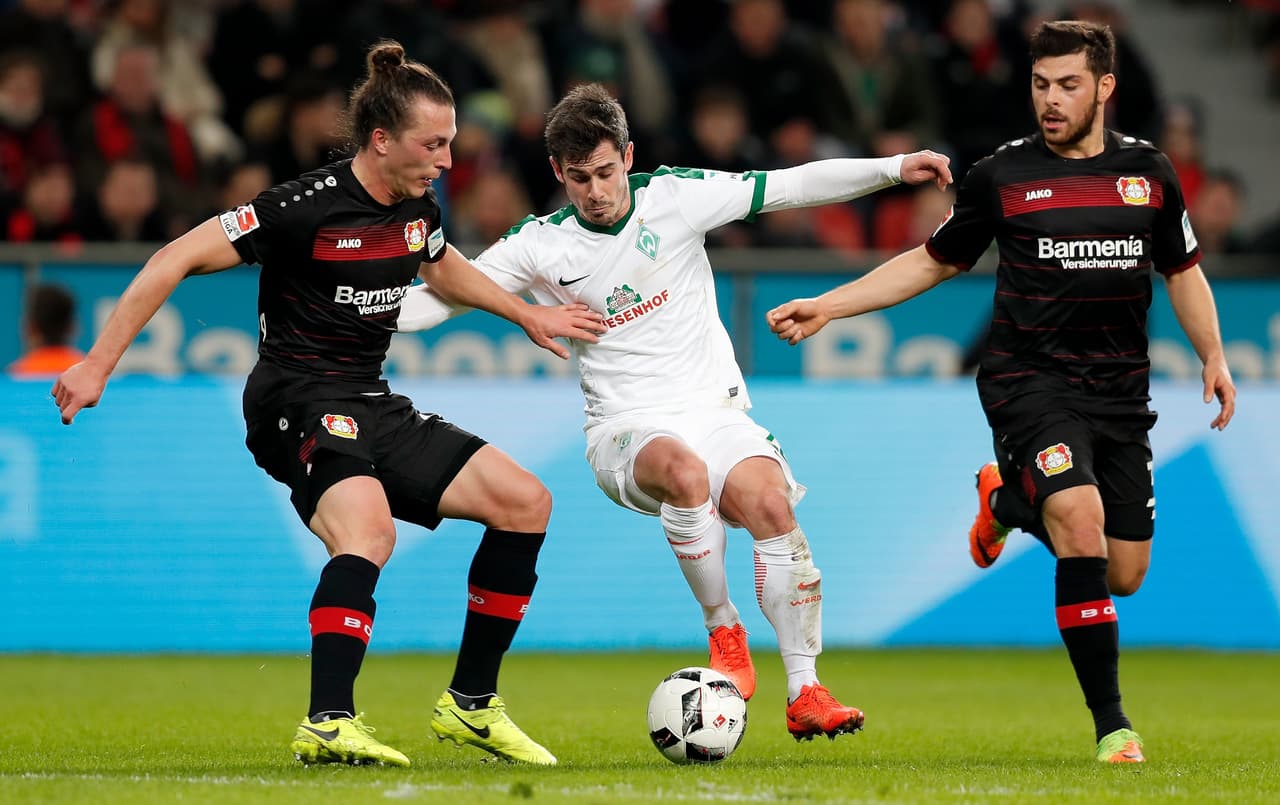 La marca del Leverkusen era fuerte. Fin Bartels (Bremen) la sufrió en esta jugada con Volland y Julien Baumgartlinger, quienes lo marcaban al mismo tiempo.