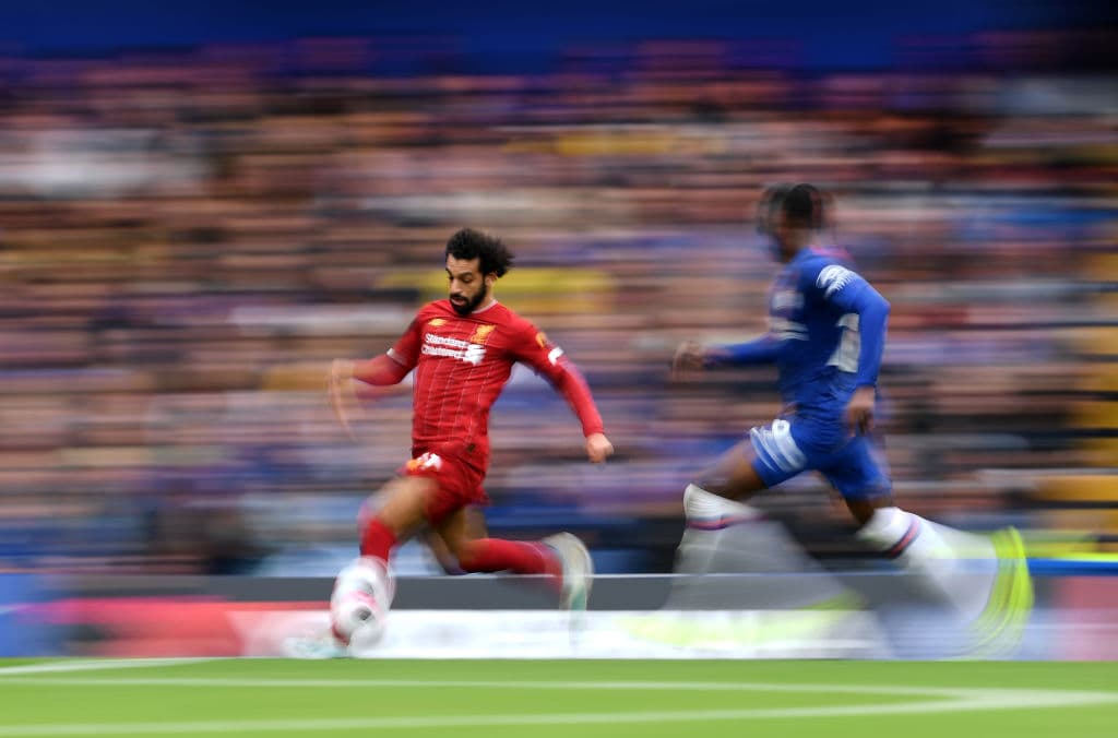 Mohamed Salah conduciendo a toda velocidad en un duelo ante Chelsea, en el Stamford Bridge.