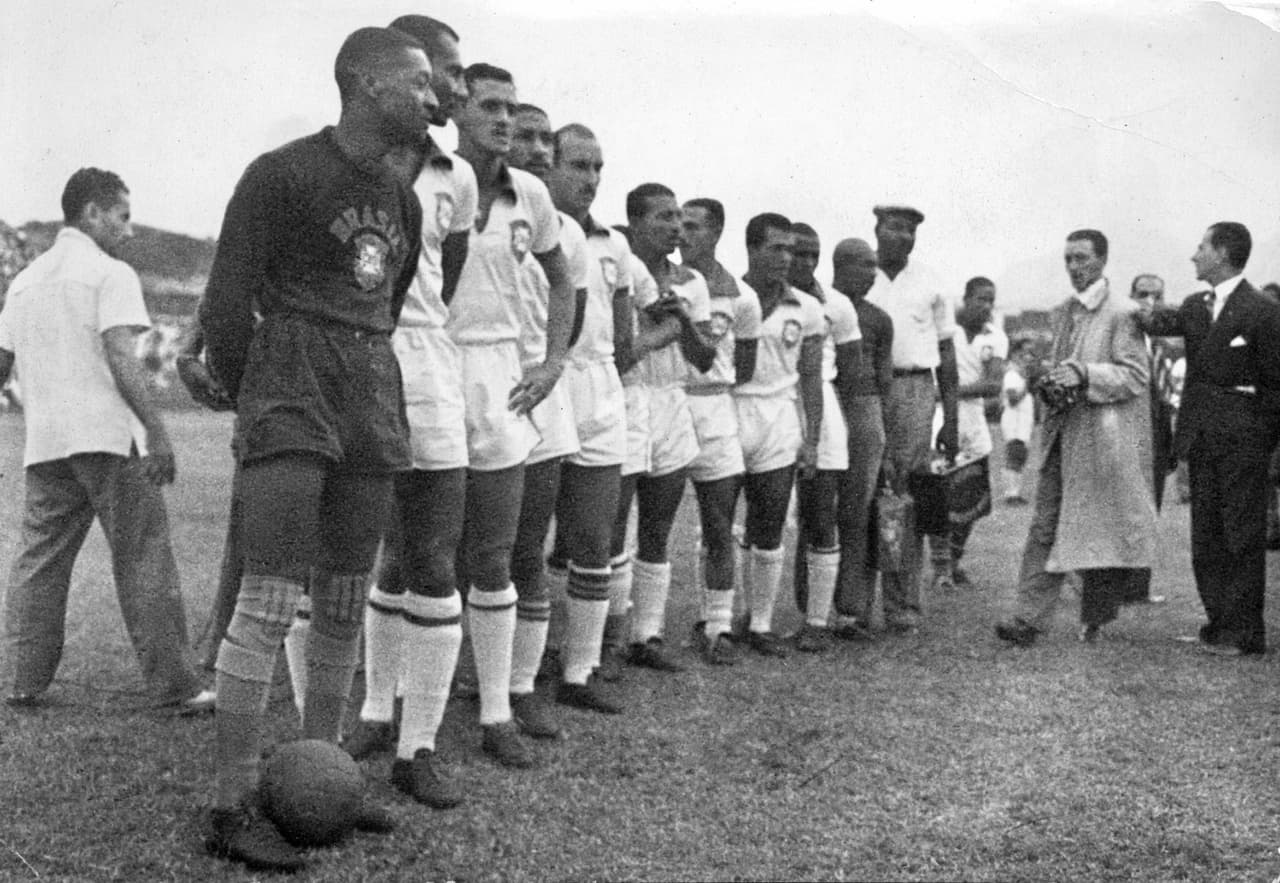 El primer enfrentamiento de estas selecciones se dio en la Copa América de 1937 en Argentina y la victoria fue de 3-2 de Brasil sobre Perú gracias a los goles de Niginho, Roberto y Afonsinho por los brasileños, mientras que por los peruanos fueron obra de Teodoro Fernández y Alejandro Villanueva.