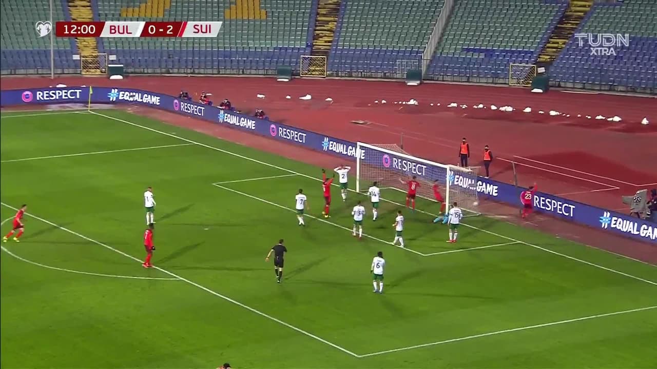 ¡CERCA! Xherdan Shaqiri disparó que se estrella en el poste.