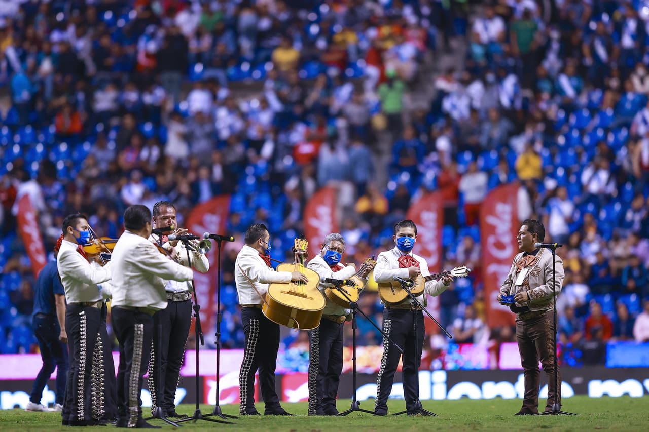Durante el medio tiempo, una banda de mariachis se hizo presente en el Estadio Cuauhtémoc debido al mes patrio en México.
