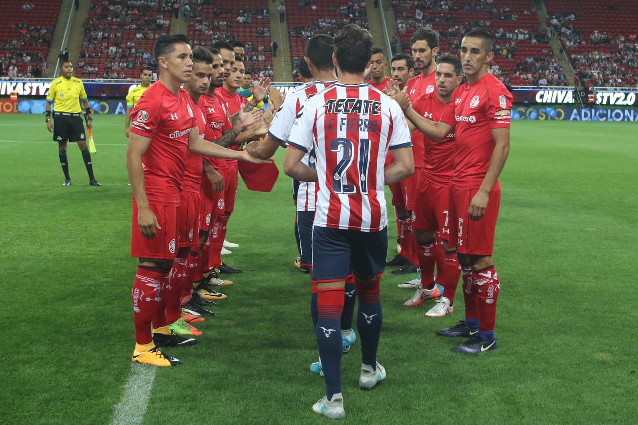 Antes del partido, Toluca realizó un respetuoso "pasillo" para mostrar su respeto al campeón reinante del fútbol mexicano.