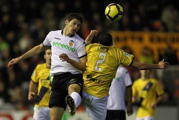 Valencia y Espanyol reanudaron la Liga de España en el 2010.