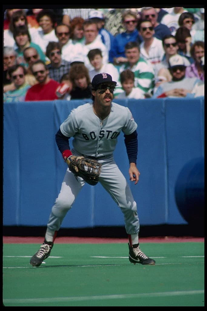 Buckner fue recibido con una sonora ovación mientras caminaba al salir del 'Monstruo Verde' y para realizar el pitcheo ceremonia a su excompañero Dwight Evans.
<br>