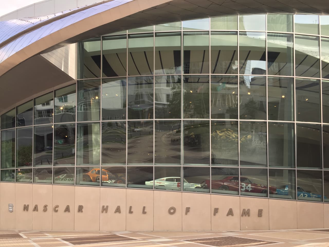 Una de las vistas externas al NASCAR Hall of Fame, invitando al curioso a entrar.