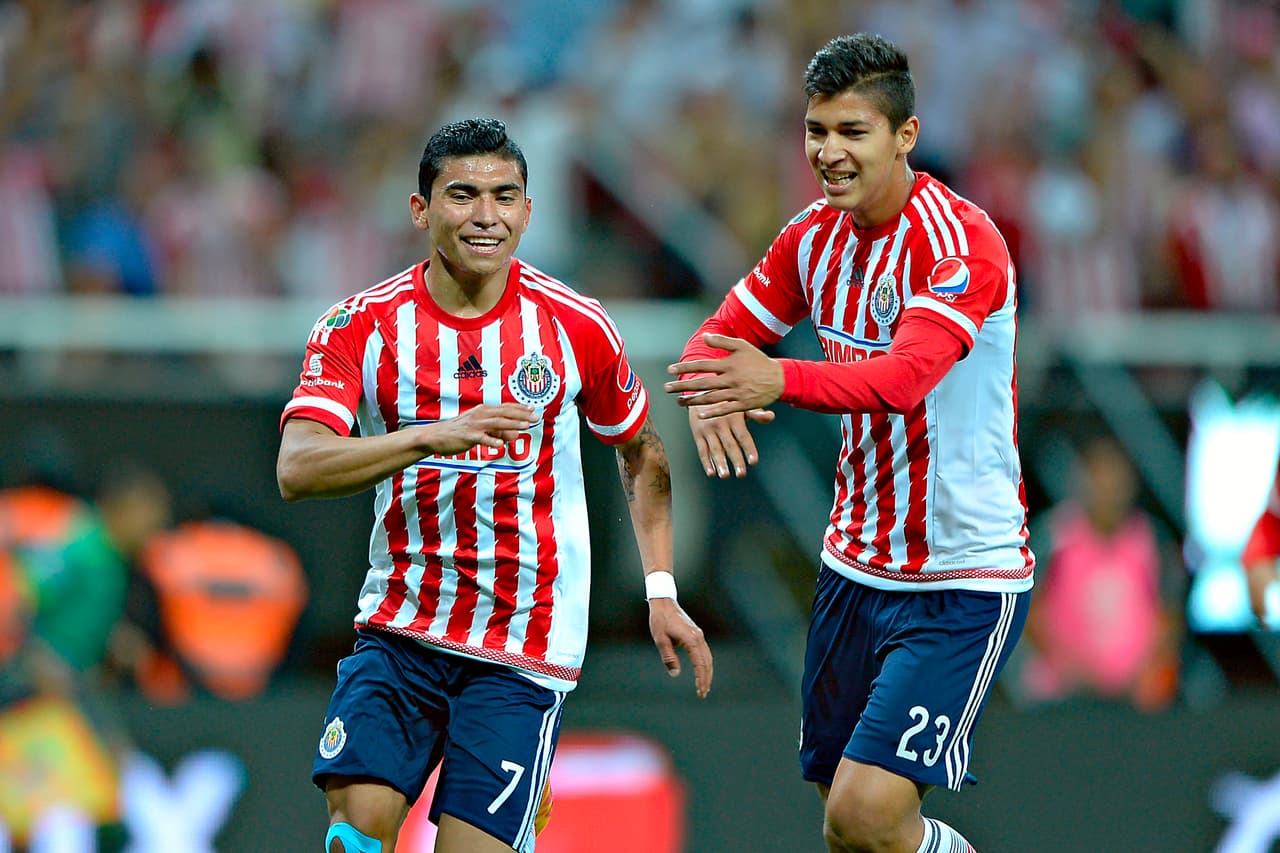Chivas goleó a Pumas por 4-0