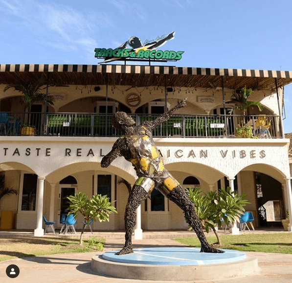 Usain hace honor a la cocina de su tierra natal e inaugura una cadena de restaurantes llamado ‘Tracks and Records’. Tiene dos sucursales en Jamaica y una en Londres.