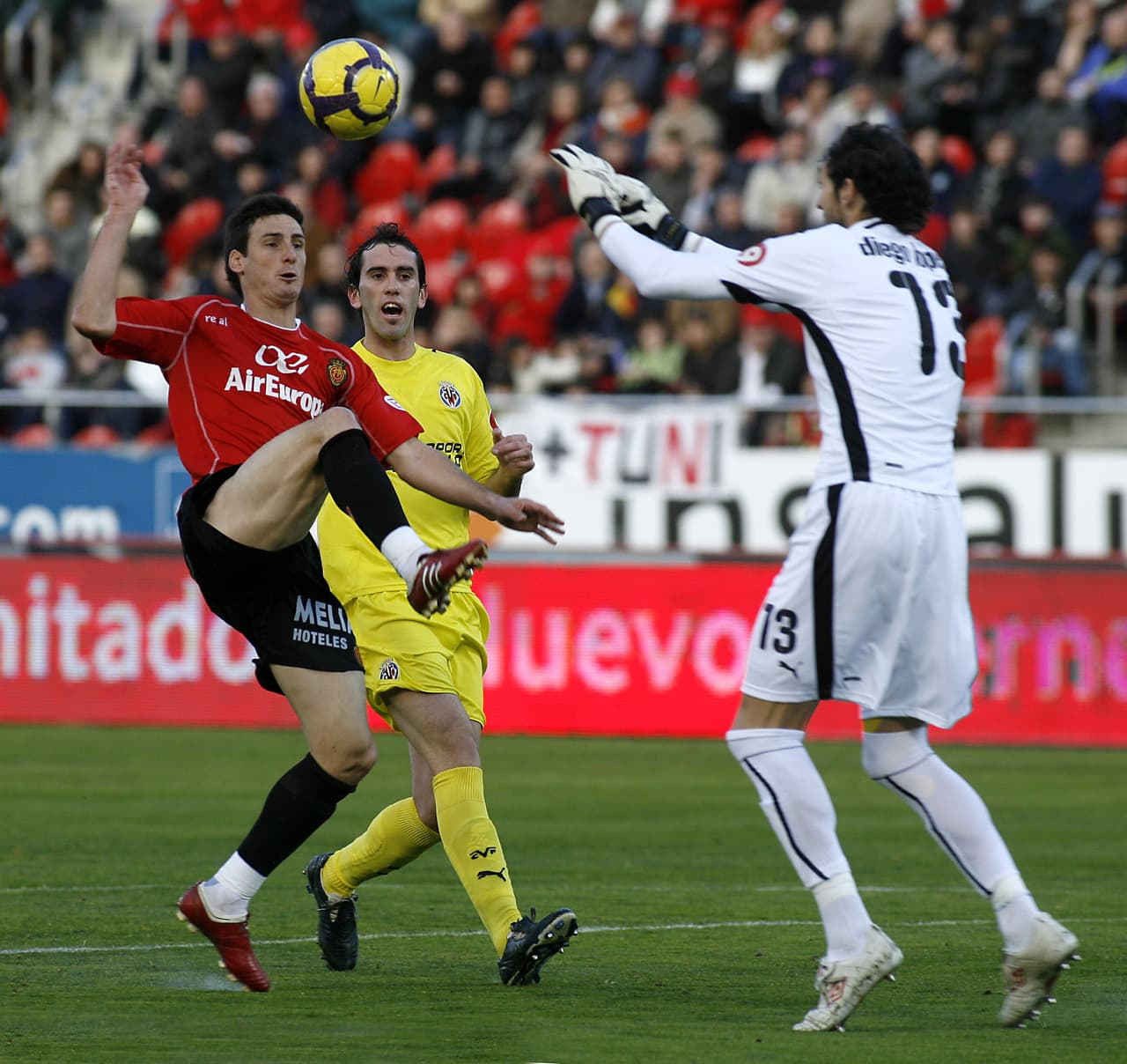 Tras ganarlo todo en Grecia, asumió el banquillo del Villarreal en 2009. Aquí aparece Aritz Aduriz en sus tiempos del Mallorca.