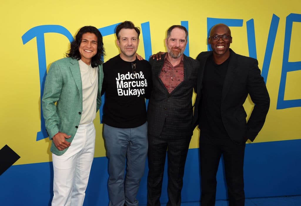 Brett Goldstein quien coproduce y coescribe el programa, interpreta al tipo rudo llamado Roy Kent y tiene una nominación al Emmy por su actuación.