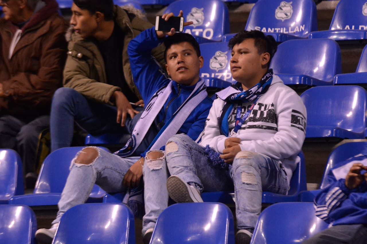 Los fan+aticos del Puebla atentos a su equipo en una nueva campaña.