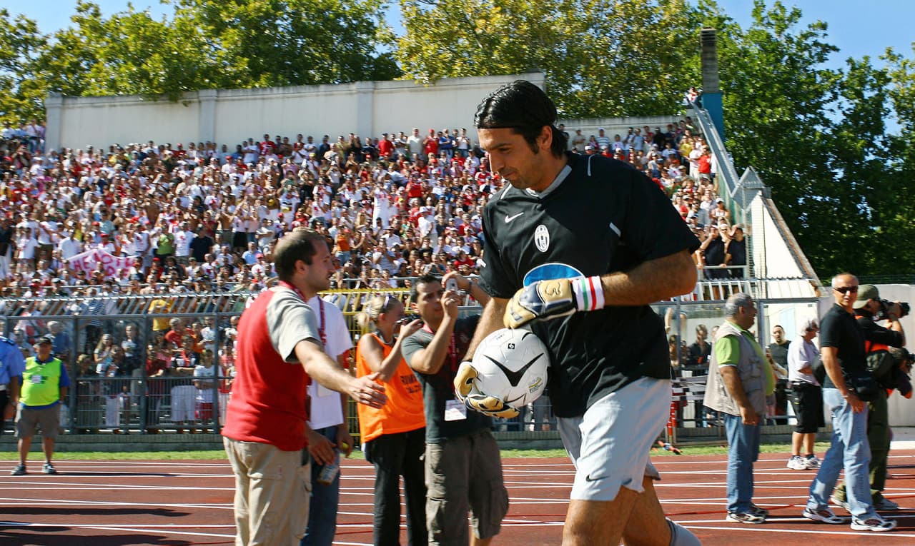 Gianluigi Buffon venía de levantar la Copa del Mundo de la FIFA con Italia en Alemania 2006, pero aún así permaneció en las filas juventinas.