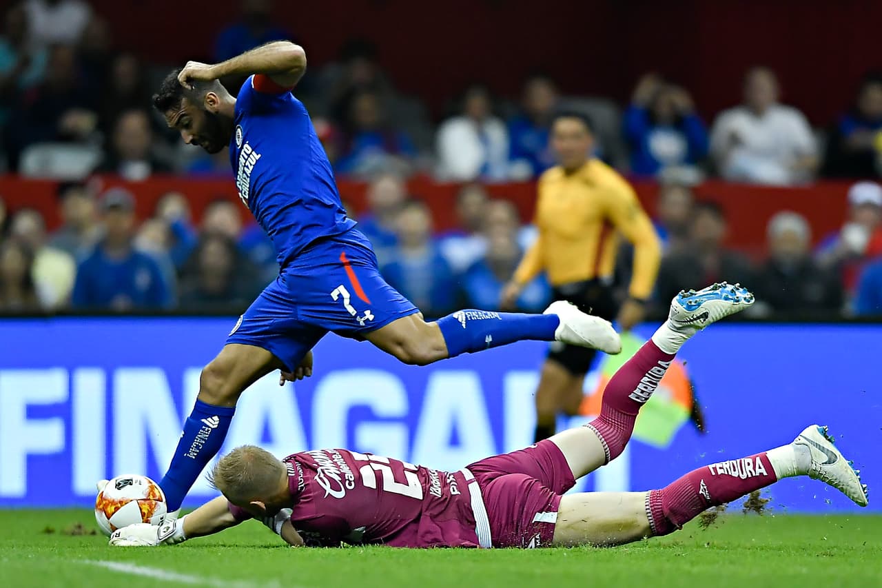 Curz Azul comenzó a buscar con ahínco el gol, aquí se aprecia a Martín Cauteruccio meterle presión al guardameta del equipo leonés, William Yarborough.