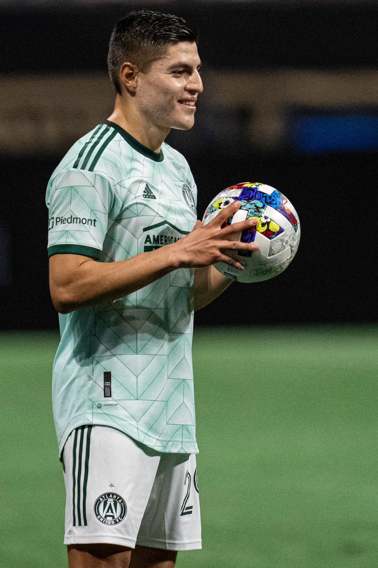 Llegado recientemente desde Chivas de Guadalajara, Ronaldo Cisneros vivió este fin de semana su primer partido 'grande' para Atlanta United, al marcar tres goles en la victoria 4-1 sobre Chicago Fire.
<br>