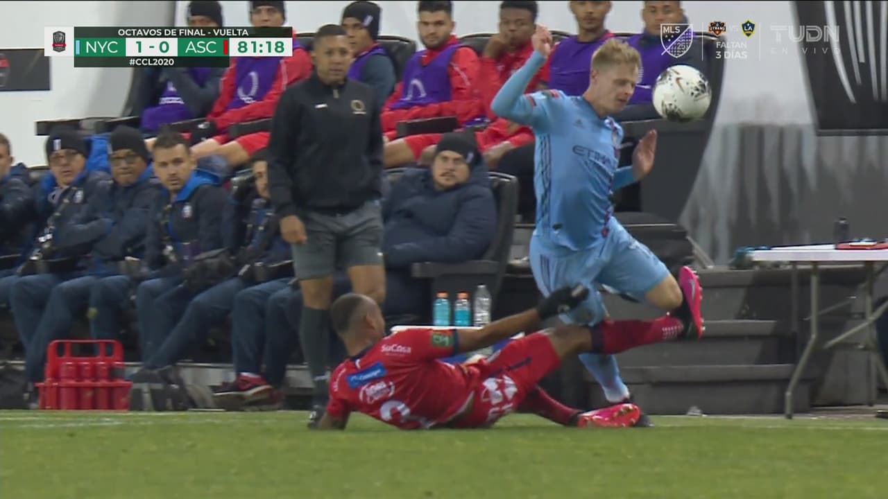 ¿Y la roja? Falta fuertísima, un técnico que empuja a un jugador y se arma la cámara húngara