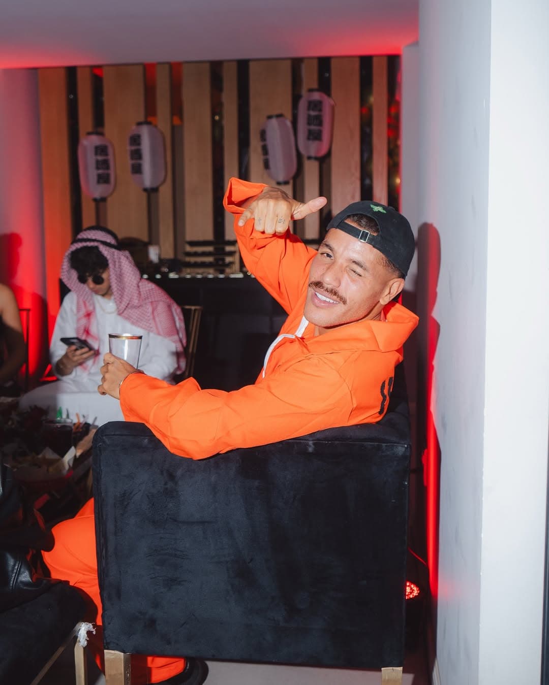 Kevin Álvarez y Jonathan dos Santos también se unieron al festejo con peculiares disfraces.