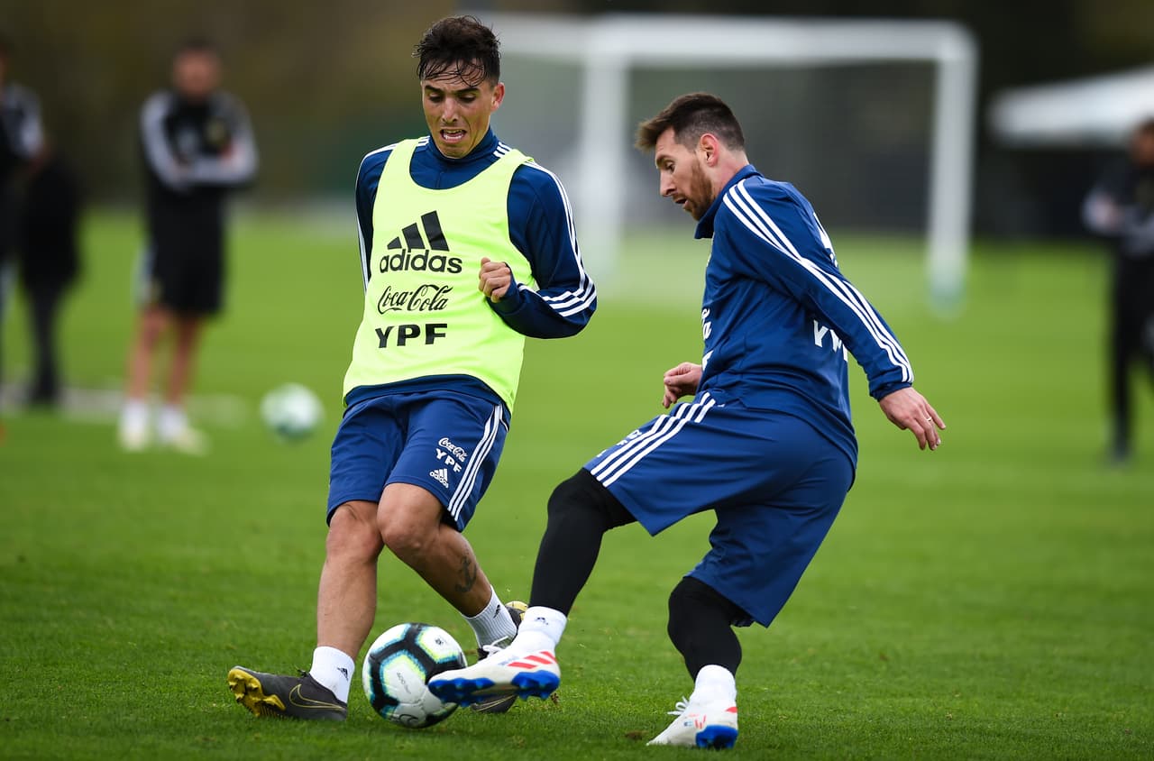 Los dirigidos por Lionel Scaloni realizaron algunos trabajos tácticos en el predio de Ezeiza y luego un partido en espacio reducido. Messi, líder de esta nueva aventura por un título de Copa América, se lució y fue seguido de cerca hasta por los rivales para sacarse una foto con ellos.