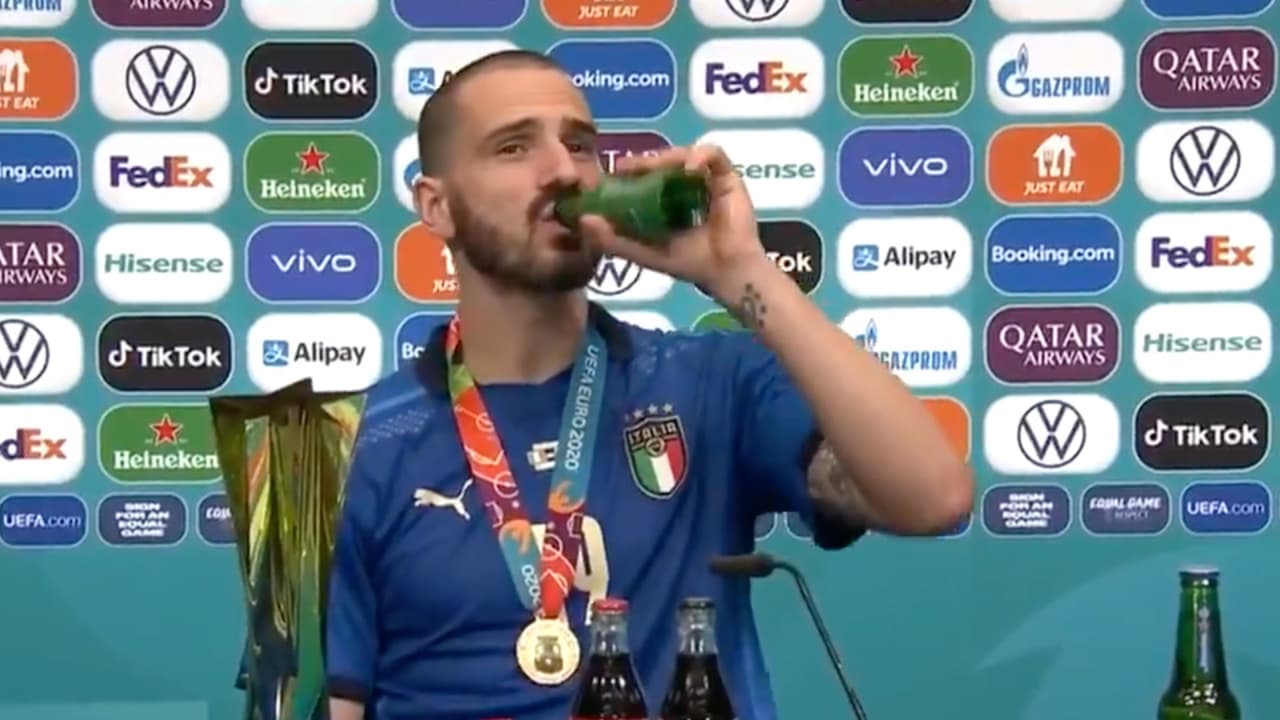 ¡Muy merecida! Bonucci toma cerveza y refresco tras ser campeón