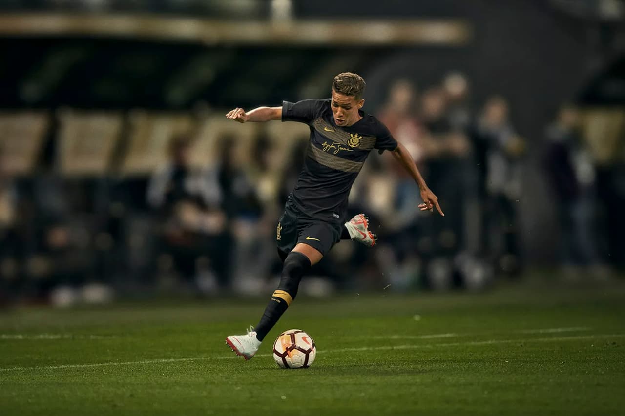 El club jugó un partido oficial con el uniforme que retoma los colores y el diseño del auto que utilizó Senna cuando ganó su primera carrera en 1985.