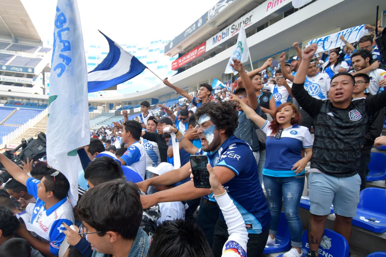 Los fanáticos llegaron al estadio Cuauhtémoc para respaldar al Puebla previo a su partido clave contra Xolos en Tijuana, al que deben vencer para meterse en la Liguilla, un sueño de los aficionados.