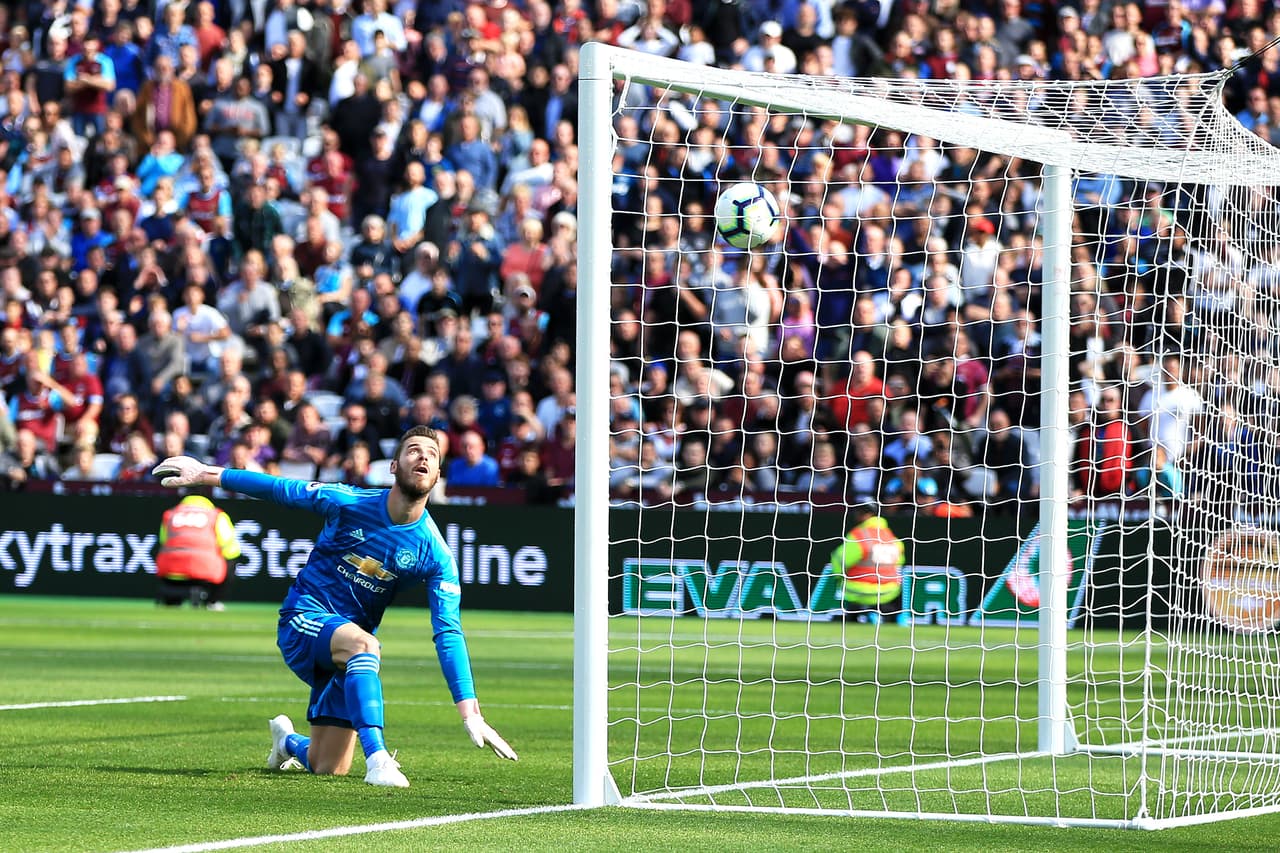 Cazó un tiro de esquina, recortó al centro y de pierna izquierda sacó un remate con destino de arco, pero Victor Lindelöf le cambió la trayectoria para dejar sentado a David De Gea.