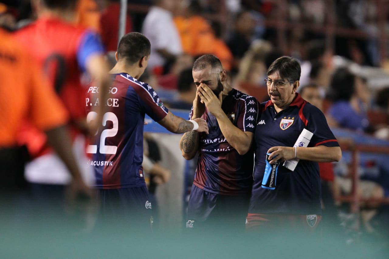 Debido a una lesión, David Alejandro Salazar (centro), salió en lágrimas por la frustración de no poder completar el encuentro mientras su equipo aun no tenía claro el pase.