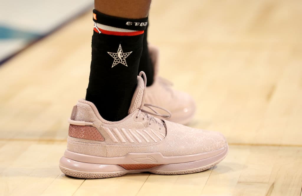 El embajador de la marca China Li-Ning, el estelar y legendario Dwyane Wade del Miami Heat, utilizando el modelo Wade.