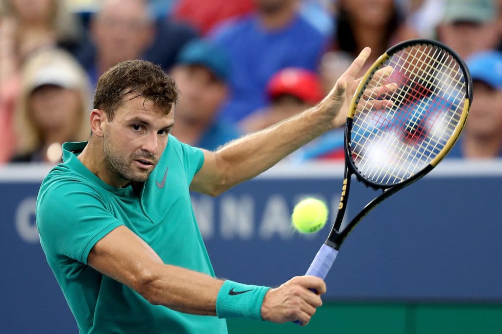 En suspenso y a resolverse este viernes con luz de día y mejor clima, el campeon defensor y quinto preclasificado, el búlgaro Grigor Dimitrov se medía al serbio Novak Djokovic.