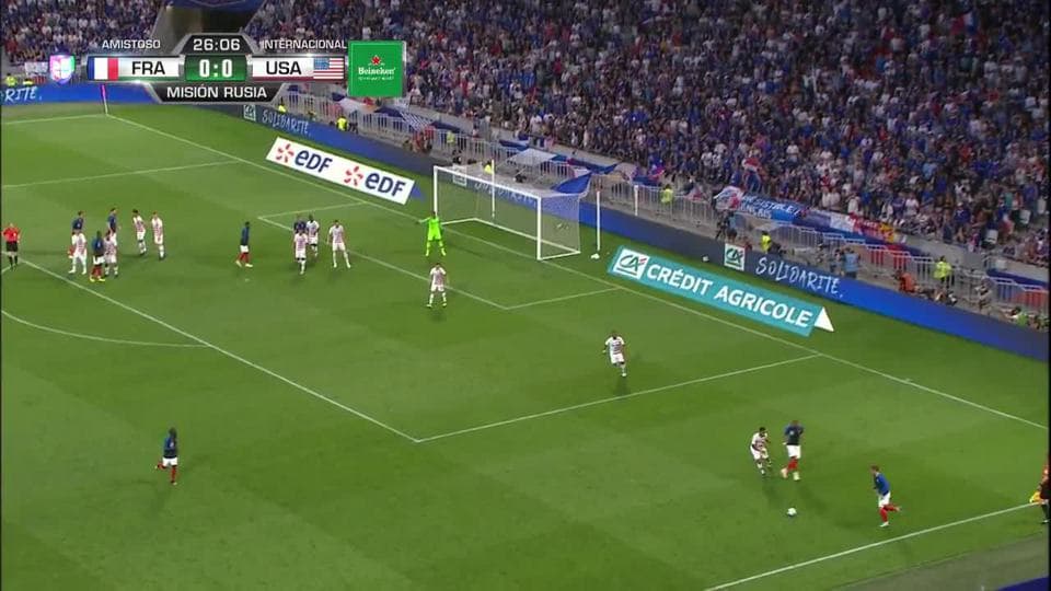 Shaquell Moore despeja el balón y aleja el peligro