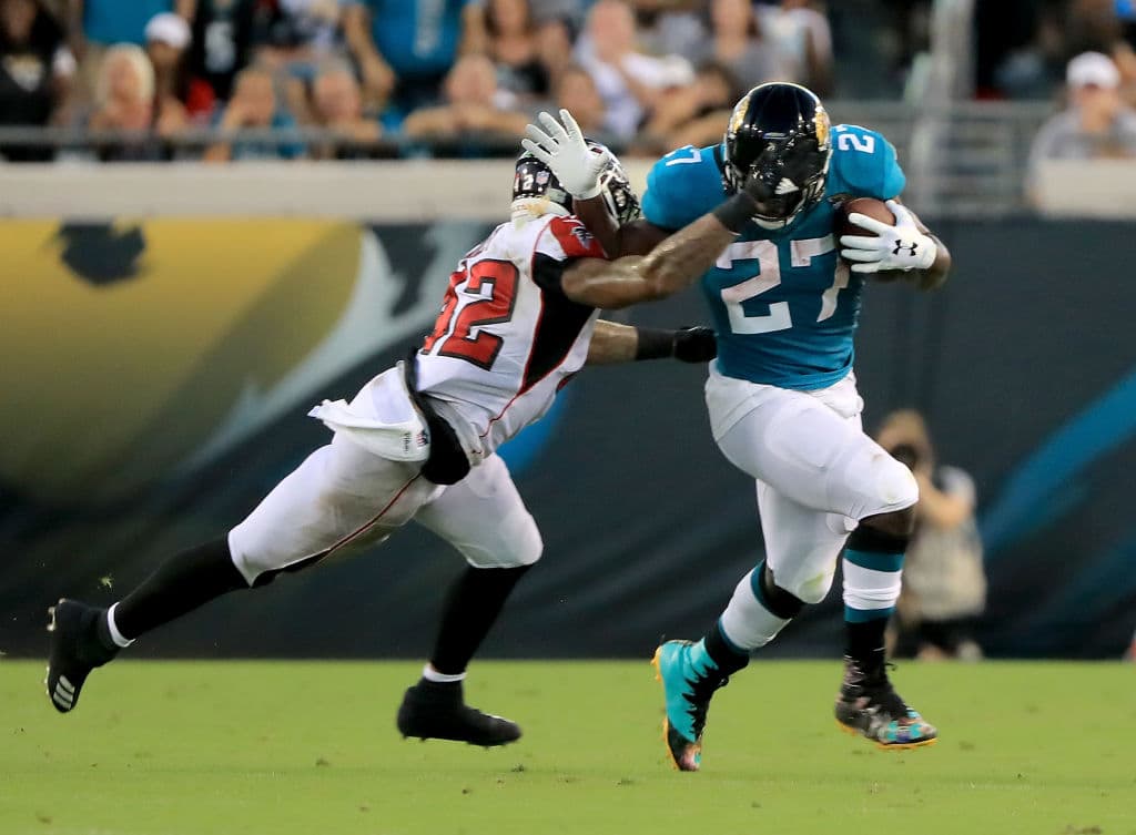 El corredor de los Jaguars Leonard Fournette (derecha) fue el jugador clave para el triunfo de su equipo 17-6 sobre los Atlanta Falcons al anotar un touchdown y completar 57 yardas a su favor.