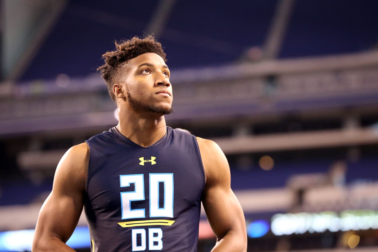 <b>16 MARLON HUMPHERY | CB Baltimore Ravens</b>
<br>Universidad: Alabama
<br>Estatura: 6’
<br>Peso: 197 libras
<br>
<br>Destacar: Hijo de la ex estrella de Alabama y corredor de la NFL, Bobby Humphrey.
<br>
<br>Resumen: Puede ser demasiado dependiente de su atletismo de elite y su agilidad de velocista.
<br>
<br>Conclusión: Nueve temporadas consecutivas con al menos una selección de primera ronda para Alabama.