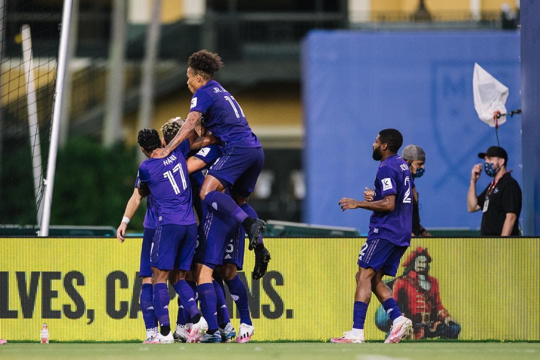 Oralando City continúa en fuego y esta vez derrotan al New York City FC en casa con goles de Chris Mueller y Tesho Akindele.