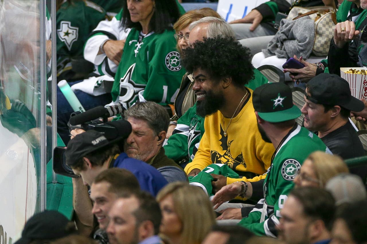 Ezekiel Elliott consuela a fanático de los Dallas Stars golpeado por un puck