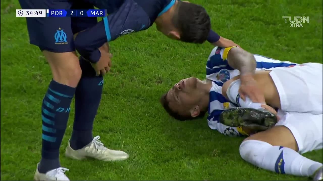 Tarjeta amarilla. El árbitro amonesta a Florian Thauvin de Marseille.