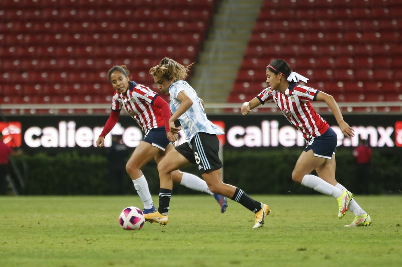 La selección Argentina no se quda con el sabor amargo del partido frente a la selección de México y se imponen al conjunto de Chivas femenil 1-2.