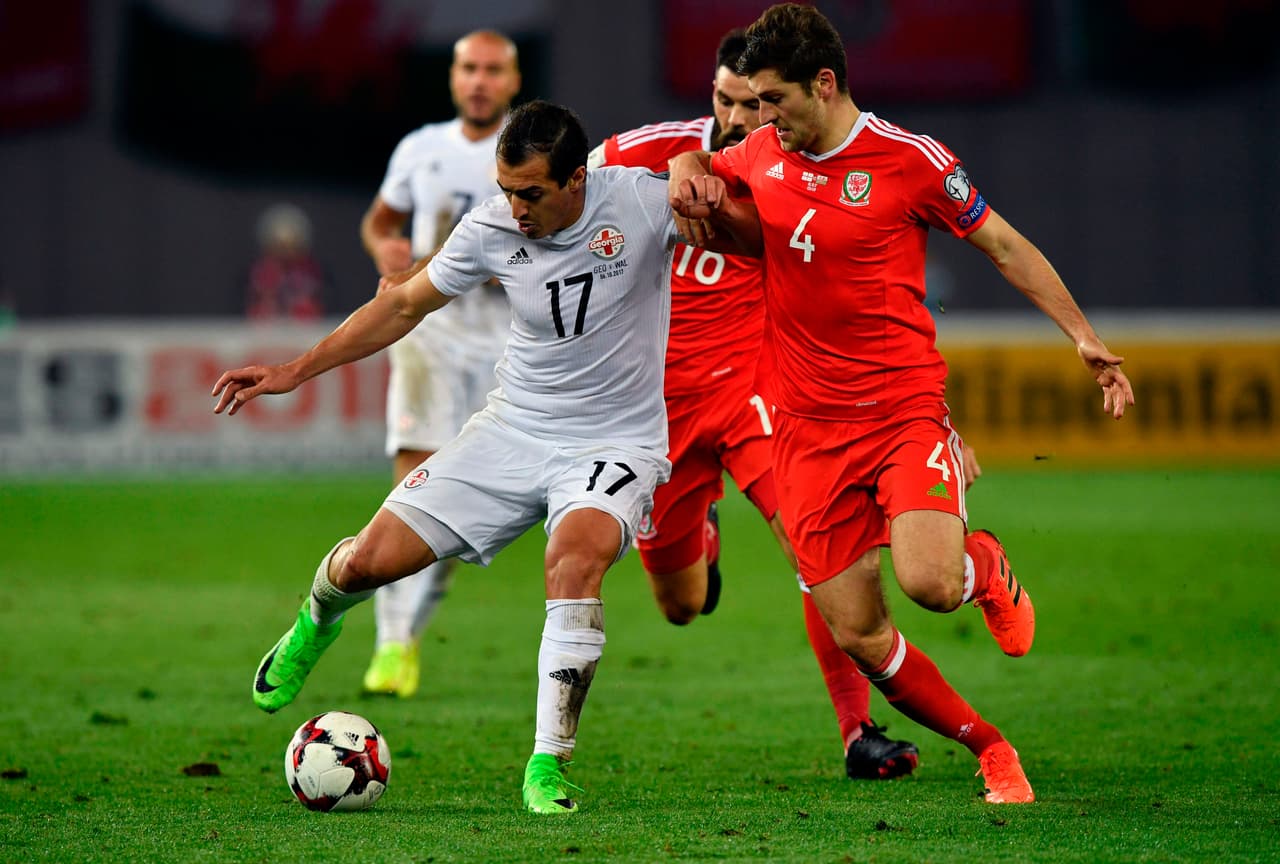 Los locales supieron resistir en principio la embestida del visitante, que necesitaba asegurarse con un triunfo para evitar que loa alcance Irlanda, tercero del grupo.