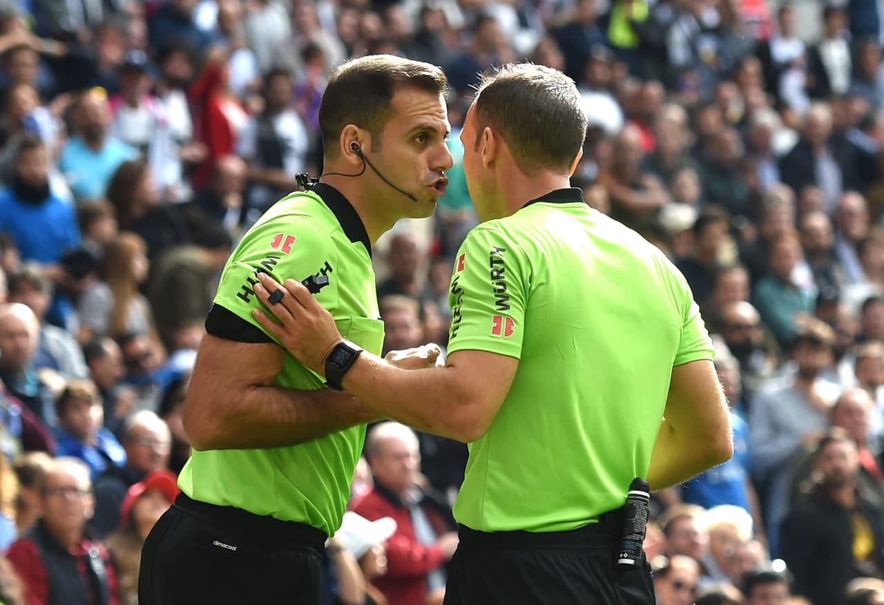 Tan solo siete minutos después, una mano en el área de Varane fue sancionada como penal a favor del Levante, no sin antes pasar por la revisión del VAR.
