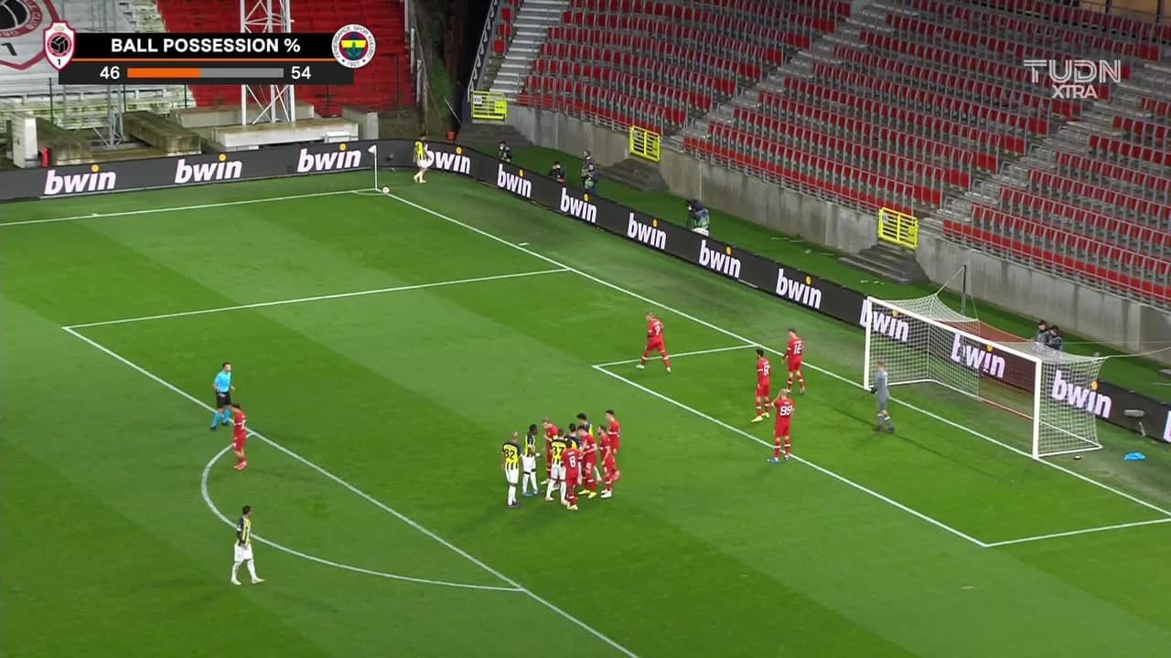 ¡TIRO ATAJADO! disparo por Mergim Berisha.