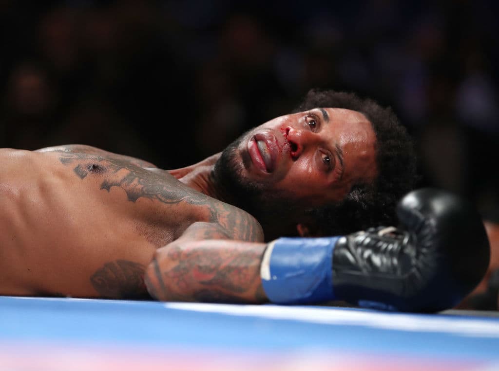 Impresionante mirada. Braulio Rodríguez se quieda mirando a las lámparas luego de ser noqueado por Ryan García en su pelea súperpluma en el Madison Square Garden.