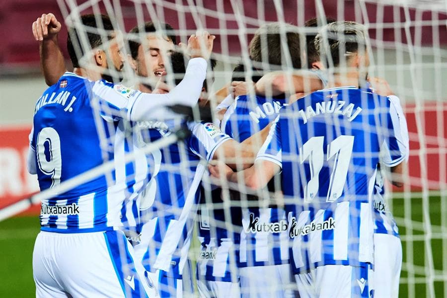 Barcelona supera a la Real Sociedad 2-1.Willian José se encargaba de poner arriba a su equipo al minuto 27, pero Jordi Alba igualaba las cosas al 31. Quien anotó el gol de la victoria, fue Frenkie de Jong al 73 y suman tres puntos.