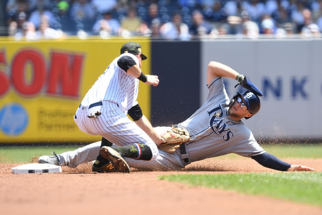 Los Rays habían estado solos en el primer lugar durante 47 días seguidos antes que Nueva York anotara tres veces en el noveno capítulo del primer juego de la serie el viernes, para una victoria por 4-3.